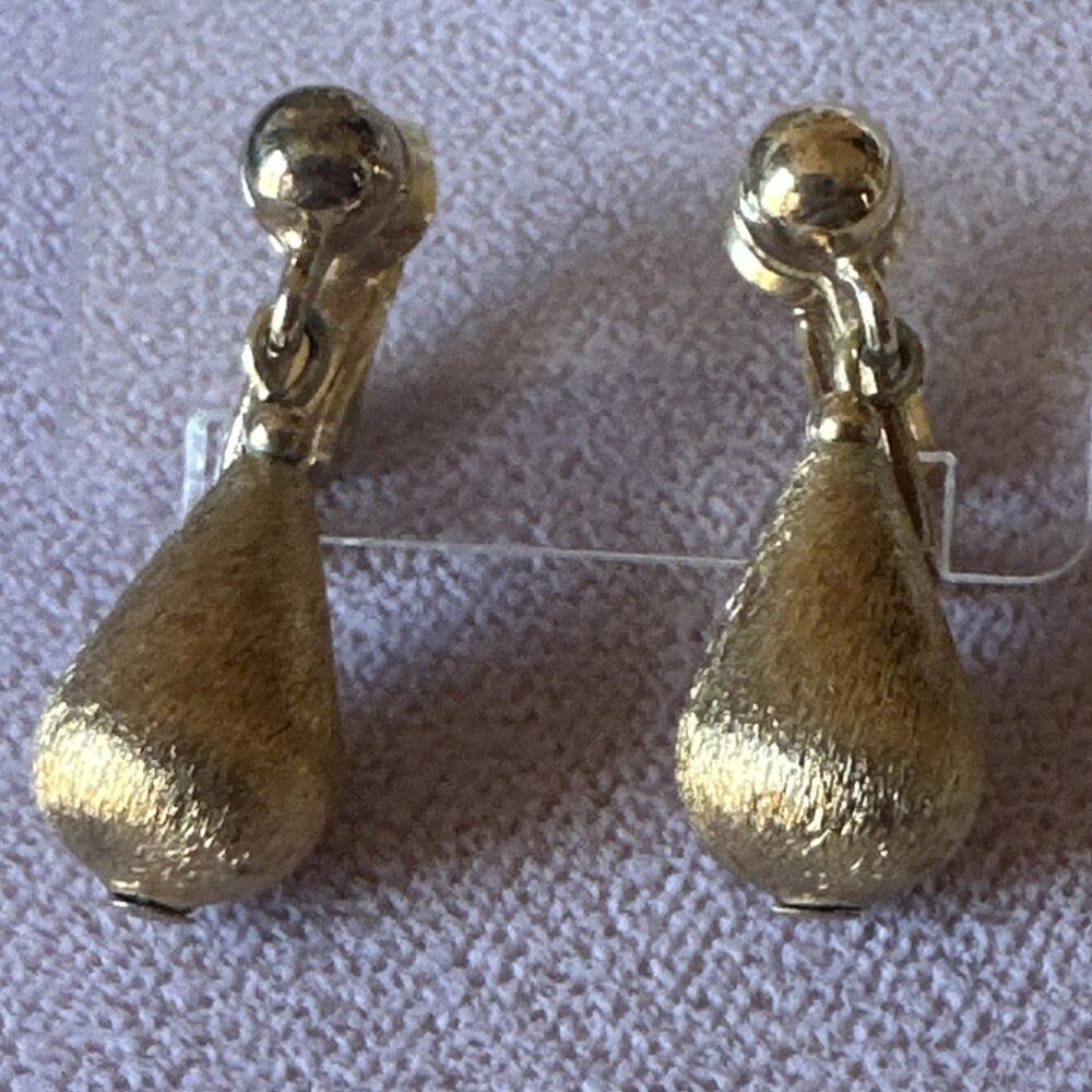 VTG Signed Napier Clip On Earrings Gold Tone Textured Drop Dangle Timeless - Picture 3 of 12